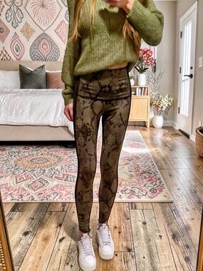 EUC Lululemon Beyond Boundaries Pant Snake Print Leggings